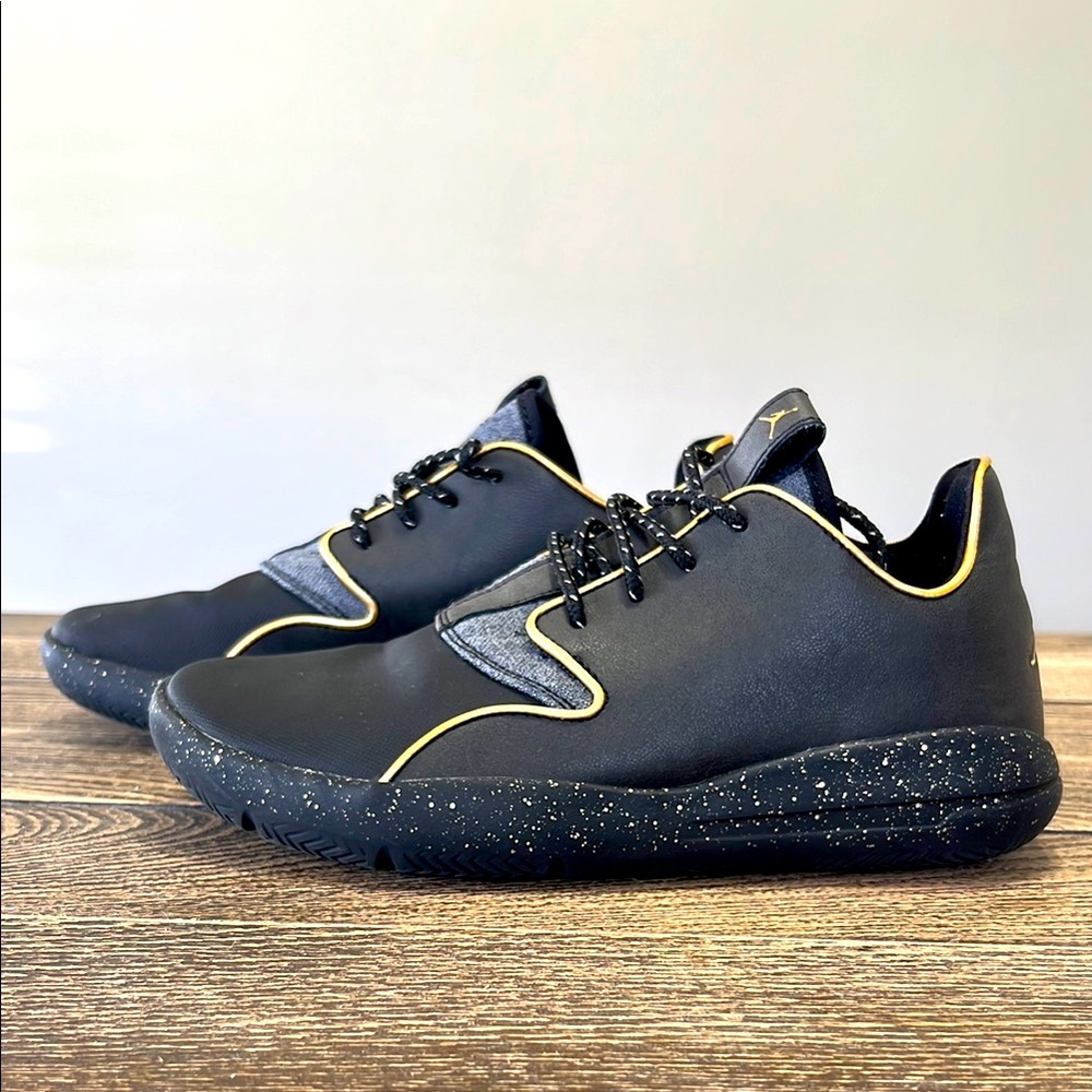 Nike Black and Gold Sneakers‎ with Speckled Sole Boys Size 5Y.